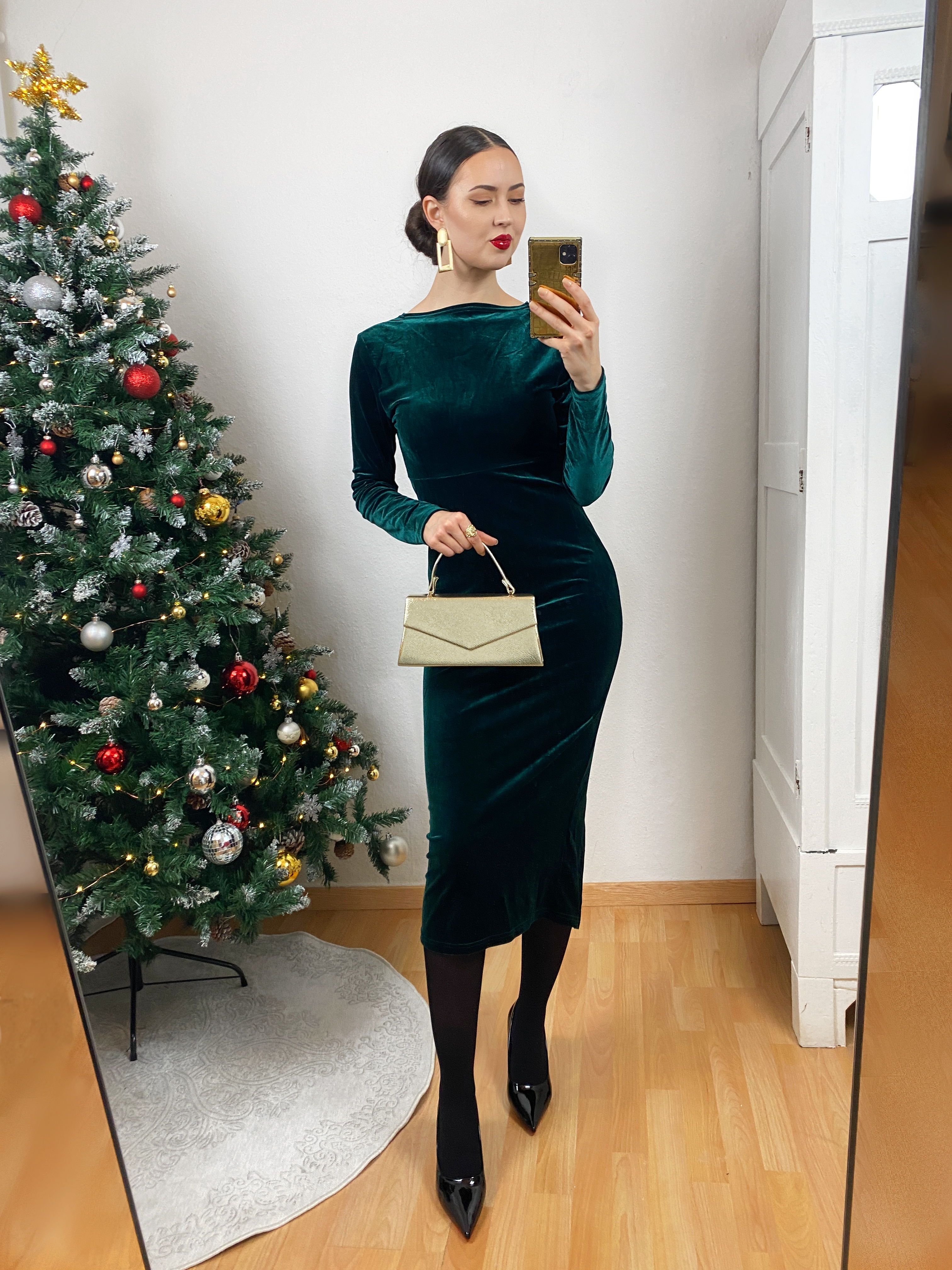 Classy Green Velvet Dress Outfit
