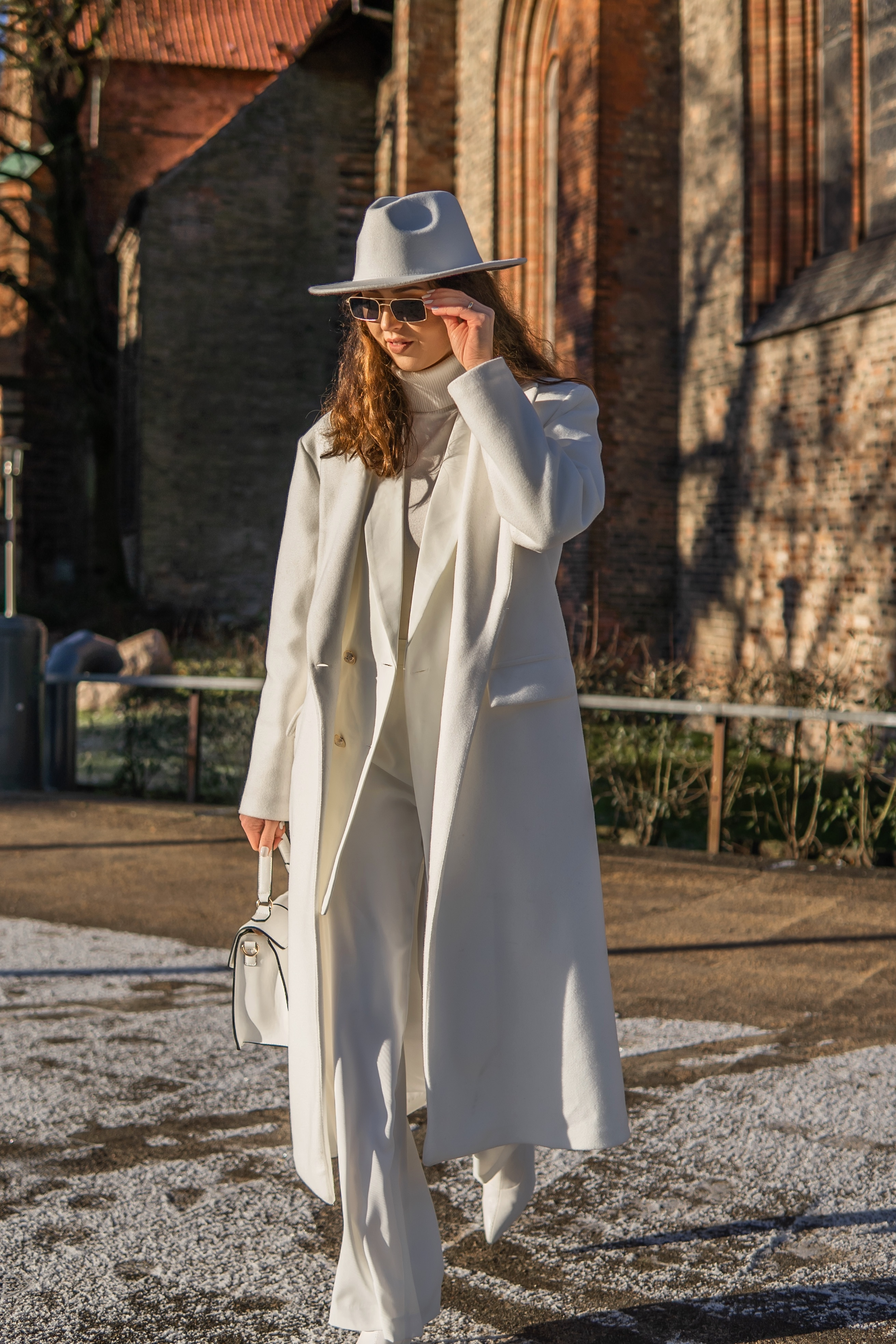 Elegant White Monochrome Outfit for the Winter