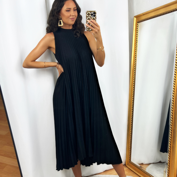 Black Pleated Dress Outfit for Summer