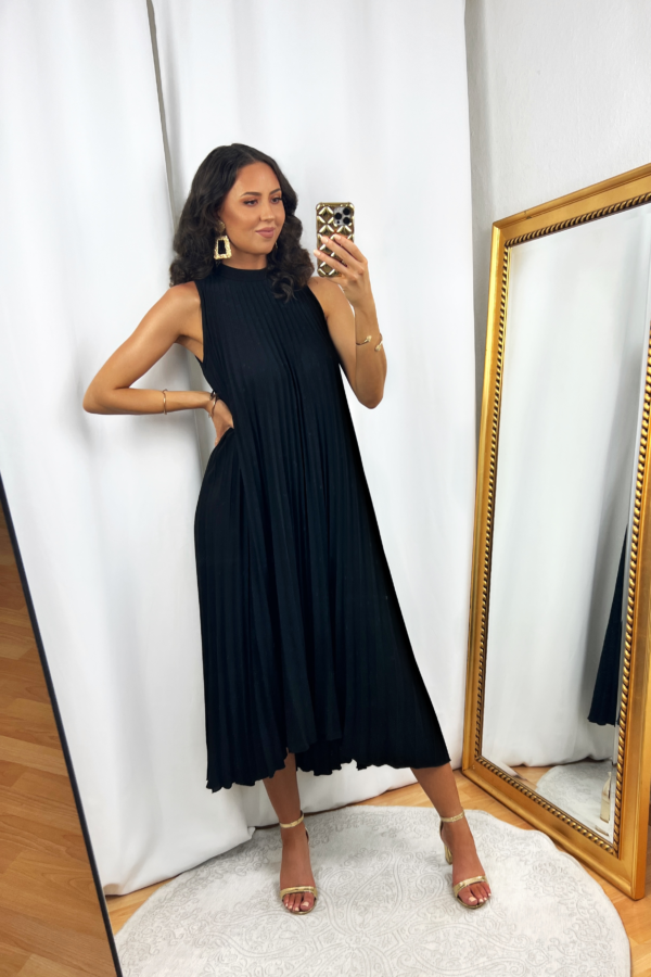 Black Pleated Dress Outfit for Summer